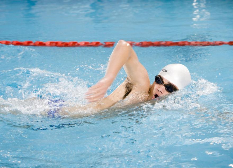 糖尿病患者堅持游泳，控糖減肥好處多